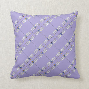 Gorgeous Dragonflies Wiederholtes Muster auf Lila Kissen