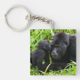 Gorilla-Baby küsst Silberrücken-Gorilla Schlüsselanhänger