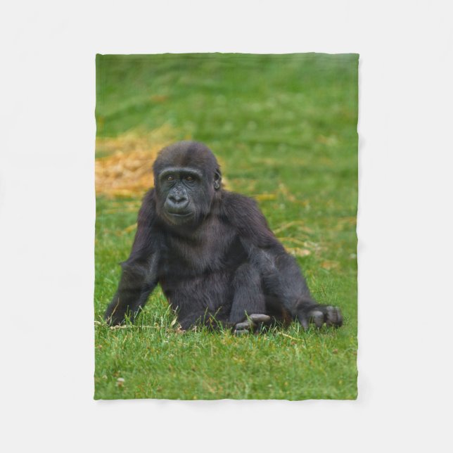 Gorilla Baby sitzt im Gras Fleecedecke (Vorderseite)