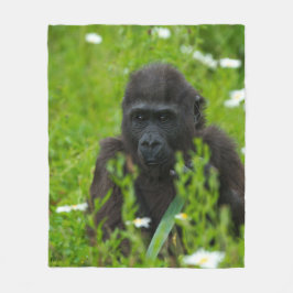 Gorilla Baby versteckt sich im Gras Fleecedecke