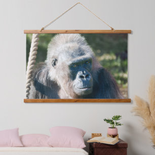 Gorilla Biddy im Nahen Portrait Wandteppich Mit Holzrahmen