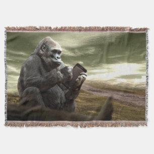 Gorilla nimmt zum Tablet Decke