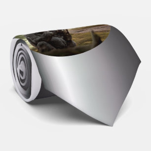 Gorilla nimmt zum Tablet Krawatte