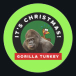 Gorilla Turkey Christmas Pun Runder Aufkleber<br><div class="desc">Weihnachten Spaß in Form eines Putenabends und einem lustigen Cartoon Truthahn versteckt sich vor einem Gorilla. Der Text lautet "Es ist Weihnachten Gorilla Türkei".</div>