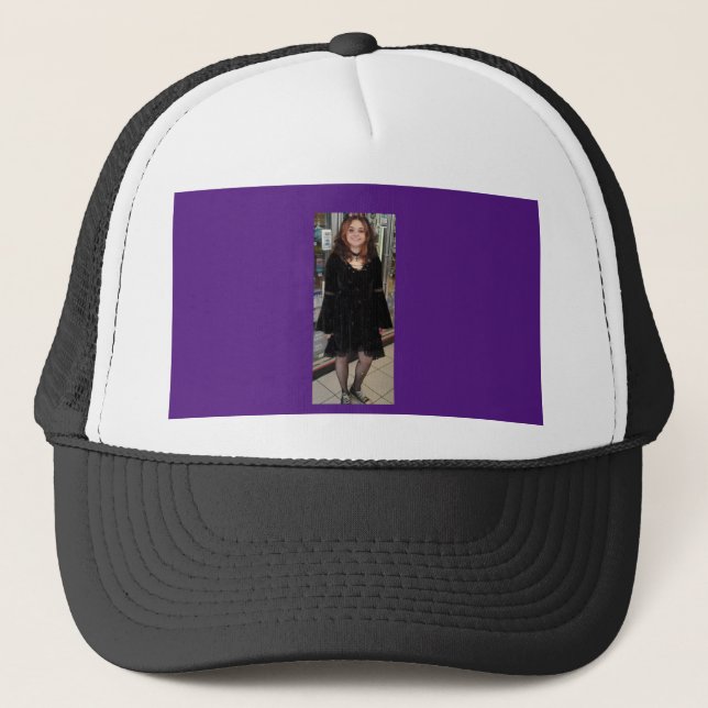 Goth Angel Raevan Black/White/Lila Trucker Hat Truckerkappe (Vorderseite)