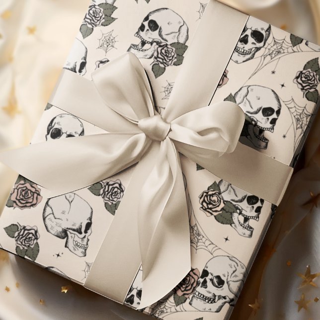 Goth Cream Skull und Blume Halloween Geschenkpapier (Gothic Floral Skulls Pattern Wrapping Paper. Hand-Drawn Skulls, Roses, Leaves, Webs on Elegant Cream)