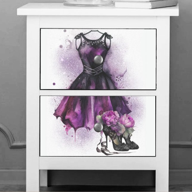 Goth Fashion | Lila Kleid mit hohen Hefen Platsch Seidenpapier (Von Creator hochgeladen)