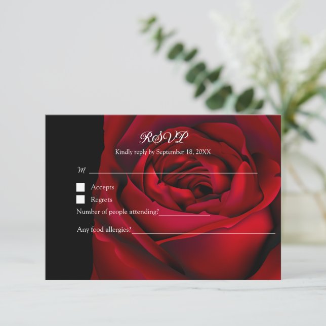 Goth Floral Moody Dark Rote Rose Black Wedding RSVP Karte (Stehend Vorderseite)