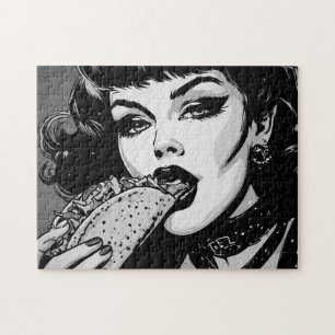 Goth-Girl der 50er BW-Grafikstyle isst einen Taco