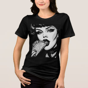 Goth-Girl der 50er Jahre im BW-Grafikstil isst ein Tri-Blend Shirt