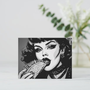 Goth-Girl im Grafikstil der 50er Jahre isst einen Postkarte