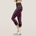 Goth Girl Pink Black Skulls Muster Cool Monogram Capri Leggings<br><div class="desc">Coole,  rosa,  schwarze Leggings für Ihren Lieblings-Emo-Freund. Diese lustigen Punk Rock Hosen können mit Ihrem Monogramm personalisiert werden.</div>