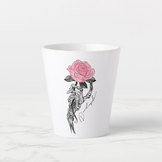 Goth Hand Skelett mit rosa Rose | Toter Innen Milchtasse (Vorderseite)