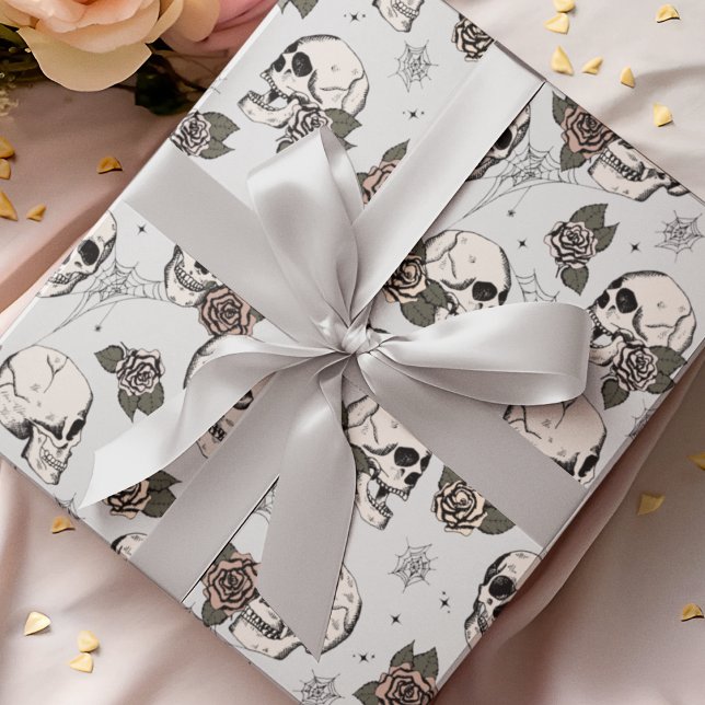 Goth Light Gray Skull und Blume Halloween Geschenkpapier (Gothic Floral Skulls Pattern Wrapping Paper. Hand-Drawn Skulls, Roses, Webs on Light Gray Background)