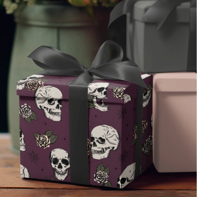 Goth Lila Skull and Blume Halloween Geschenkpapier (Gothic Floral Skulls Pattern Wrapping Paper. Hand-Drawn Skulls, Roses & Webs on a Purple Background)