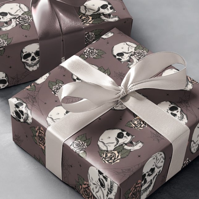Goth Maroon Lila Skull und Blume Halloween Geschenkpapier (Gothic Floral Skulls Pattern Wrapping Paper. Hand-Drawn Skulls, Roses & Webs on Dark Plum Background)