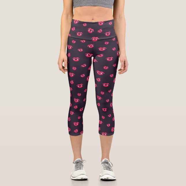 Goth Vampire Lippen und Fangs Muster Capri Leggings (Vorderseite)