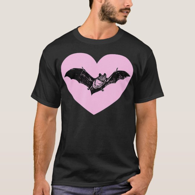 Gothic Bat Red Heart Goth Halloween Valentines T-Shirt (Vorderseite)