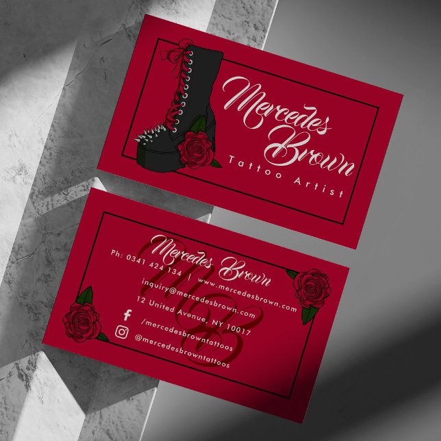 Gothic Boot Script Red Tattoo Artist Visitenkarte (Gothic tattoo artist business card with illustration of a leather boot and rose)