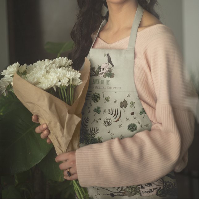 Gothic Bride oder Bloral Skull Irish Wedding Schürze (Elegant Gothic Sage Green Bride or Die Wedding Apron. Floral Skull, Clover, Shamrock & Green Roses.)