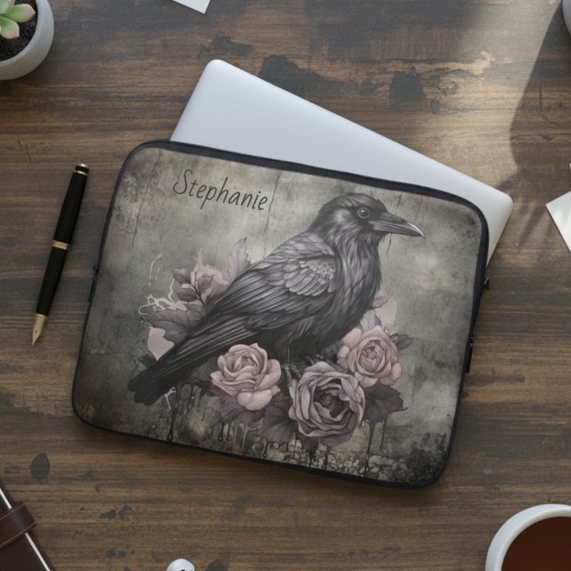 Gothic Crow Dark Academia Floral Laptopschutzhülle (Black raven with roses personalized laptop sleeve)