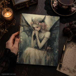 Gothic Fantasy Fee mit Blumenkrone und dunklen Flü Planer