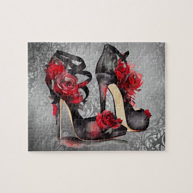 Gothic Fashion Strappy Heelse mit Rose auf Grunge (Horizontal)