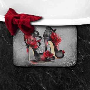 Gothic Fashion Strappy Heelse mit Rose auf Grunge Badematte