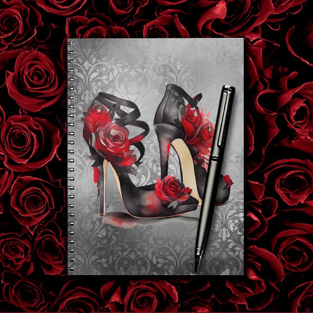 Gothic Fashion Strappy Heelse mit Rose auf Grunge Notizblock (Von Creator hochgeladen)