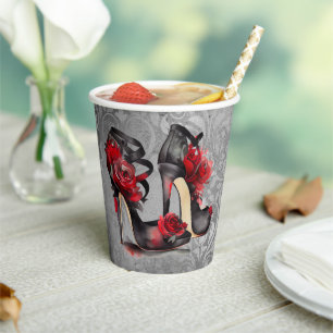 Gothic Fashion Strappy Heelse mit Rose auf Grunge Pappbecher