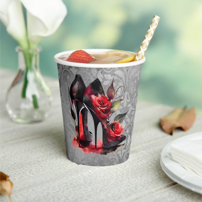 Gothic Fashionista Rote Bottom Stilettos mit Rose Pappbecher (In Situ)