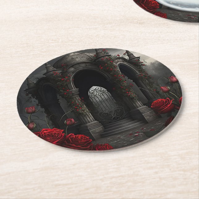 Gothic Friedhof Gazebo mit Rote Rosen bei Nacht Runder Pappuntersetzer (Angewinkelt)