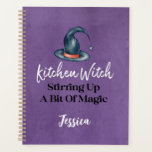 Gothic Funny Niedlich Kitchen Hexenkrebs Rezept Planer<br><div class="desc">Funny und niedlich Kitchen Witch Hut mit Typografie Zitat "Kitchen Witch - Stirring up A bit of Magic". Fun Halloween Goth Küchenzubehör. Lila strukturierter Look Hintergrund. Mit Monogramm mit Namen,  die perfekt für Rezepte zum Zauberbinden sind.</div>