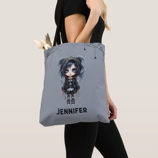 Gothic Girl mit Spinnennetzen und Spinnen Hallowee Tasche (Von Nahem)