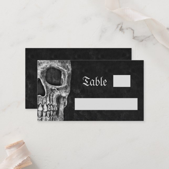 Gothic Half Skull Cool Black And White Wedding Platzkarte (Vorderseite/Rückseite Beispiel)