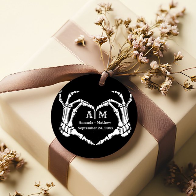 Gothic Halloween Skull Hand Heart Black Wedding Geschenkanhänger (Von Creator hochgeladen)