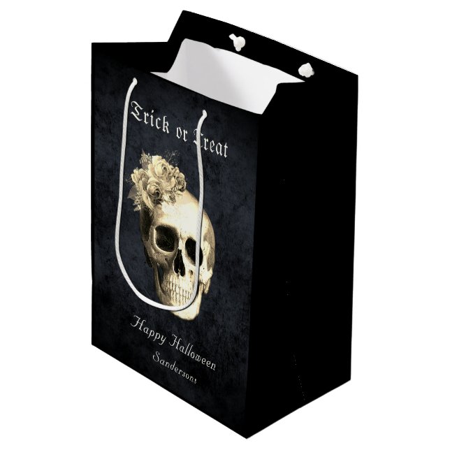 Gothic Halloween Skull White Roses Personalisiert Mittlere Geschenktüte (Vorderseite Schrägansicht)