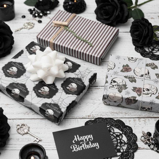 Gothic Light Gray Skulls and Stripes Halloween Geschenkpapier Set (Gothic Soft Gray Gift Wrap For Her. Vintage Floral Skulls, Roses Pattern. Halloween October Birthday)