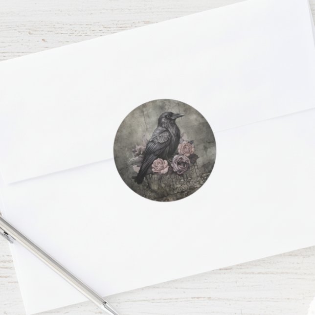 Gothic Rabe Dark Academia Floral Runder Aufkleber (Black raven with roses round sticker)