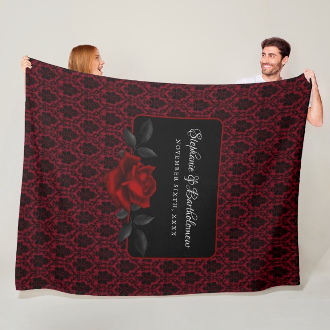 Gothic Red Damask Rose Wedding Fleecedecke (Beispiel)