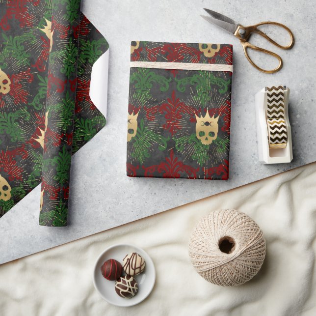 Gothic Red Green and Gold Skull Wrapping Paper Geschenkpapier (Kunsthandwerk)