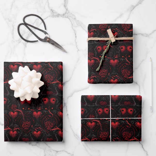 Gothic Red Roses Red Hearts and Black Flowers Geschenkpapier Set (Vorderseite)
