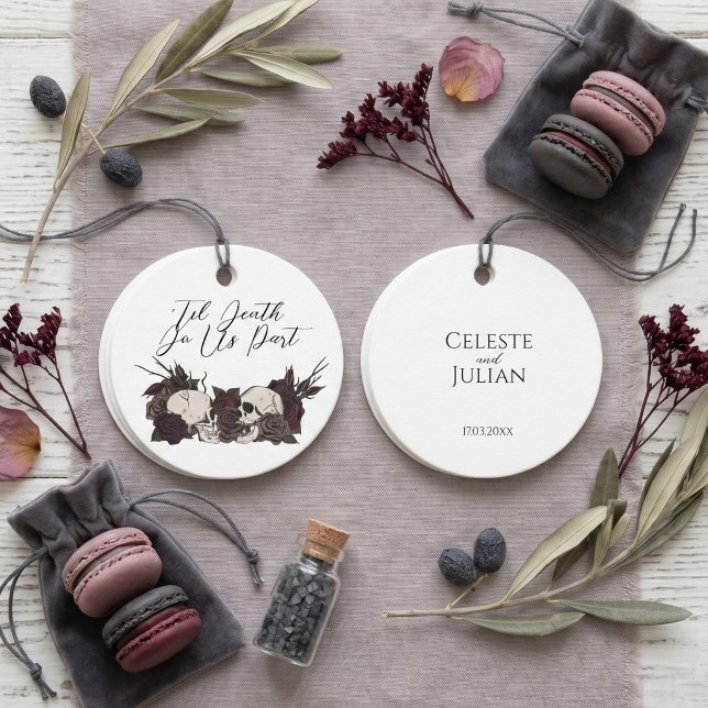Gothic Schädel & Rose Rund Geschenkanhänger (Moody Gothic Wedding Favor Tag with hand-drawn skulls and maroon roses with whimsigoth aesthetic)