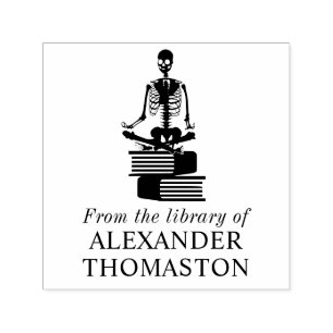 Gothic Skeleton Lotus Yoga Pose auf Bücher Bibliot Permastempel
