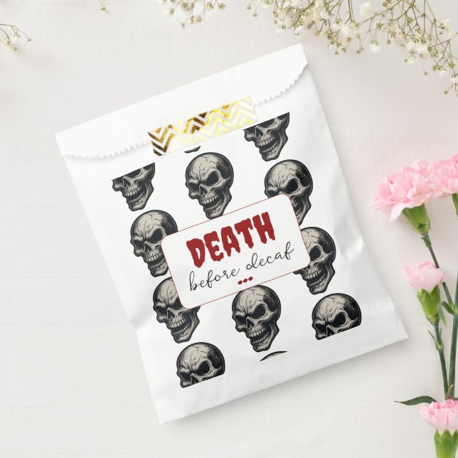 Gothic Skull "Death Before Decaf" | Spooky Funny - Geschenktütchen (Versiegelt)