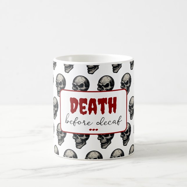Gothic Skull "Death Before Decaf" | Spooky Funny - Kaffeetasse (Mittel)