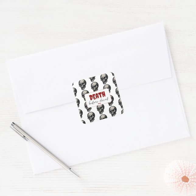 Gothic Skull "Death Before Decaf" | Spooky Funny - Quadratischer Aufkleber (Umschlag)