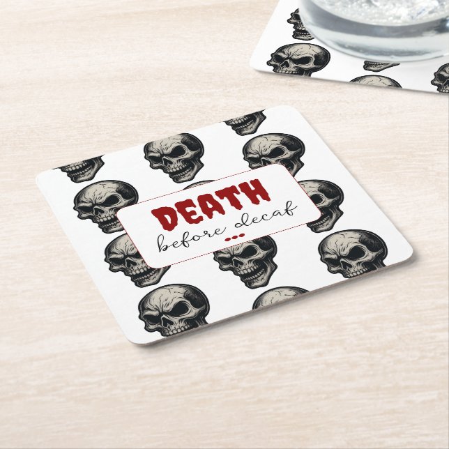 Gothic Skull "Death Before Decaf" | Spooky Funny - Rechteckiger Pappuntersetzer (angewinkelt)