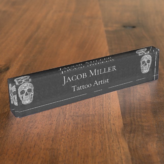 Gothic Skull Head Schwarz und Weiß Tattoo Künstler Namensplakette (Seite)