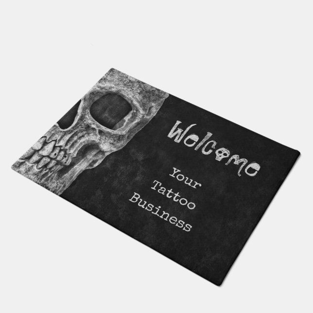 Gothic Skull Head Schwarz-Weiß Tattoo Shop Fußmatte (Schrägansicht)